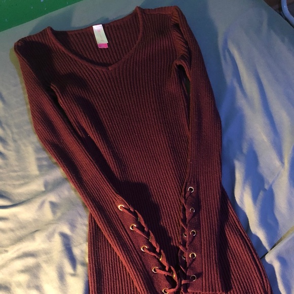 Maroon sweater dress w/detailed sleeves - Picture 4 of 7